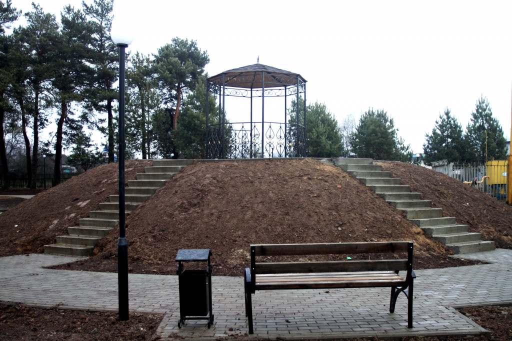 Ротонда в парке.jpg