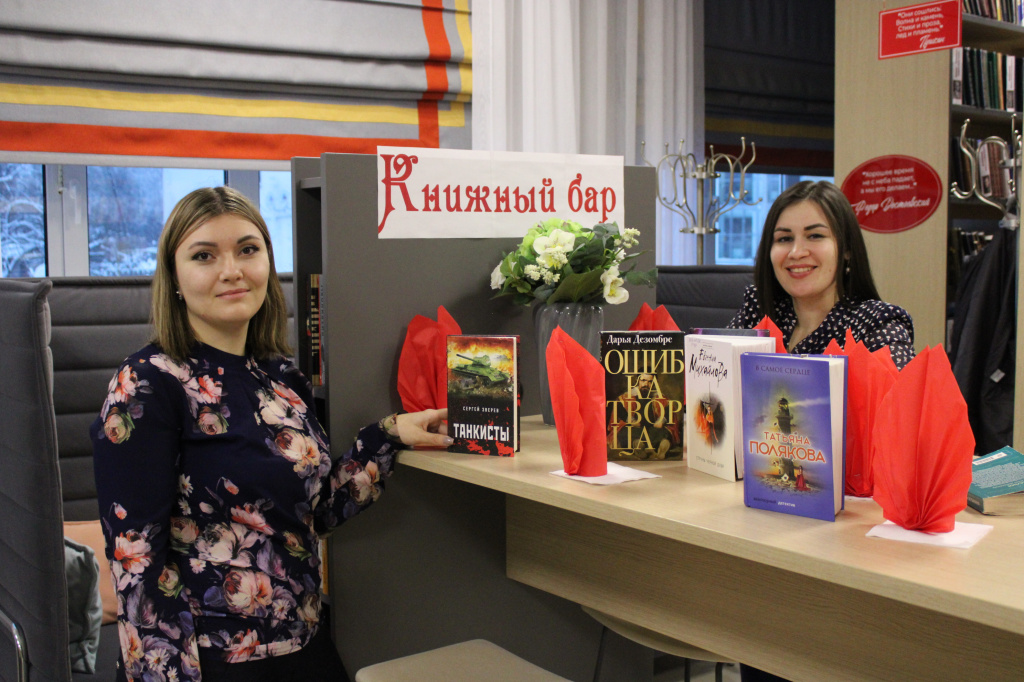 Библиотекари Виктория Чистякова и Мария Малекина.JPG