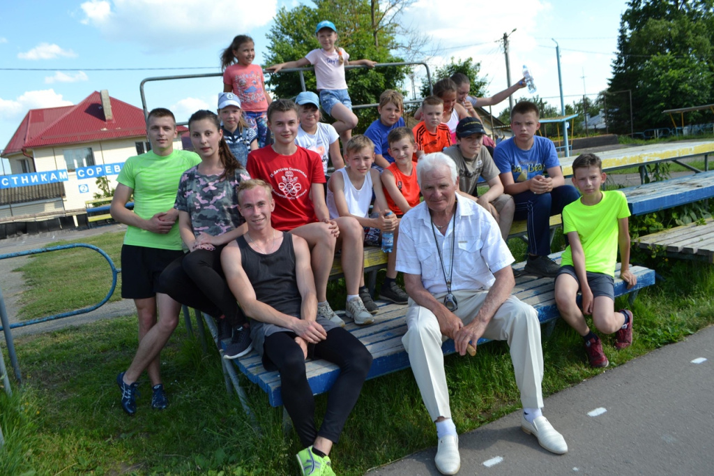 гирлин с учениками.jpg