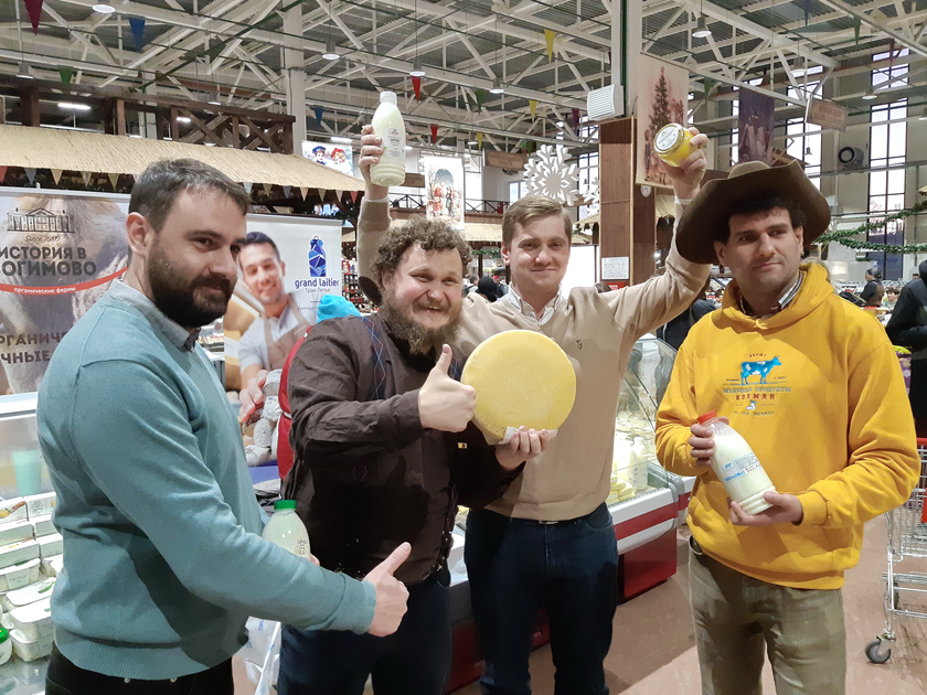 840_Олег Сирота (второй слева) с калужскими сыроварами..png
