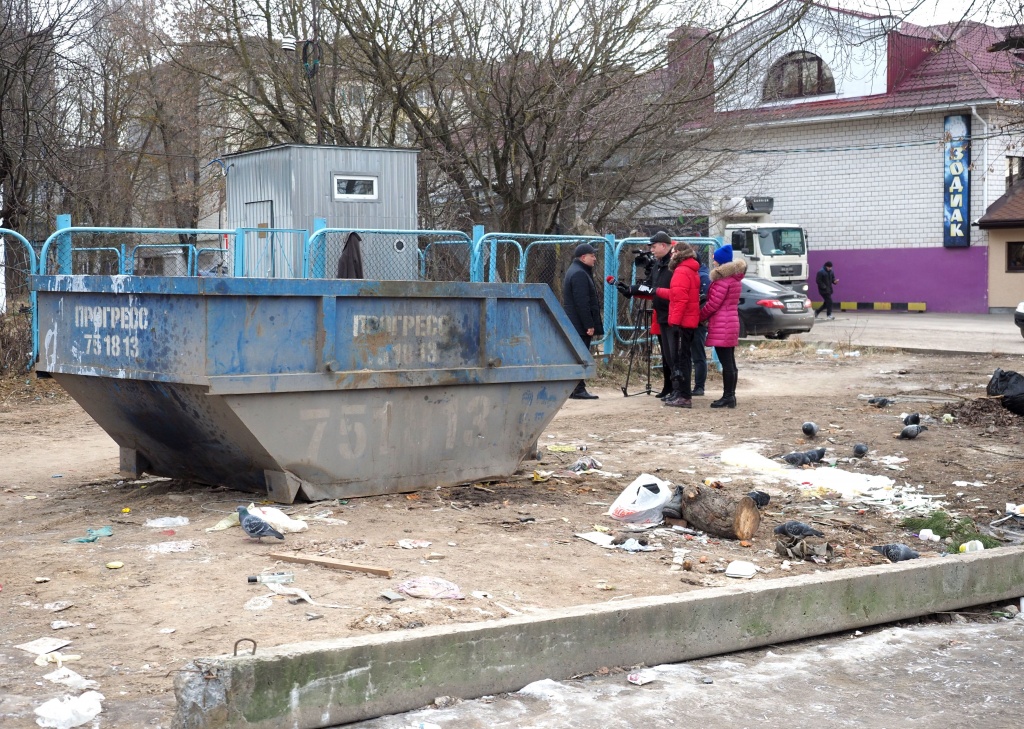 Мусор возле контейнера.JPG