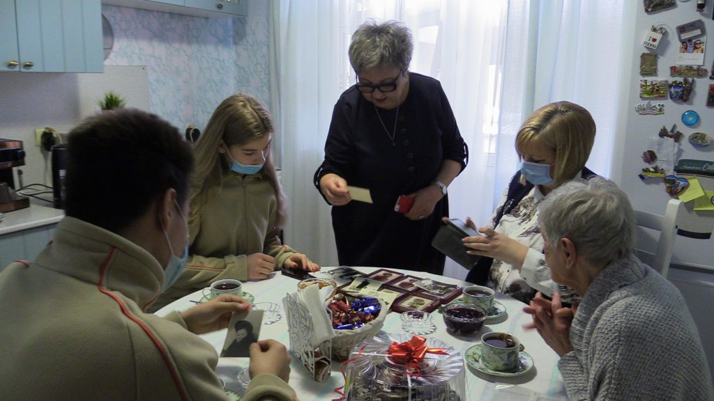 Студенты сосенского техникума в гостях у Людмилы Одеговой.jpg