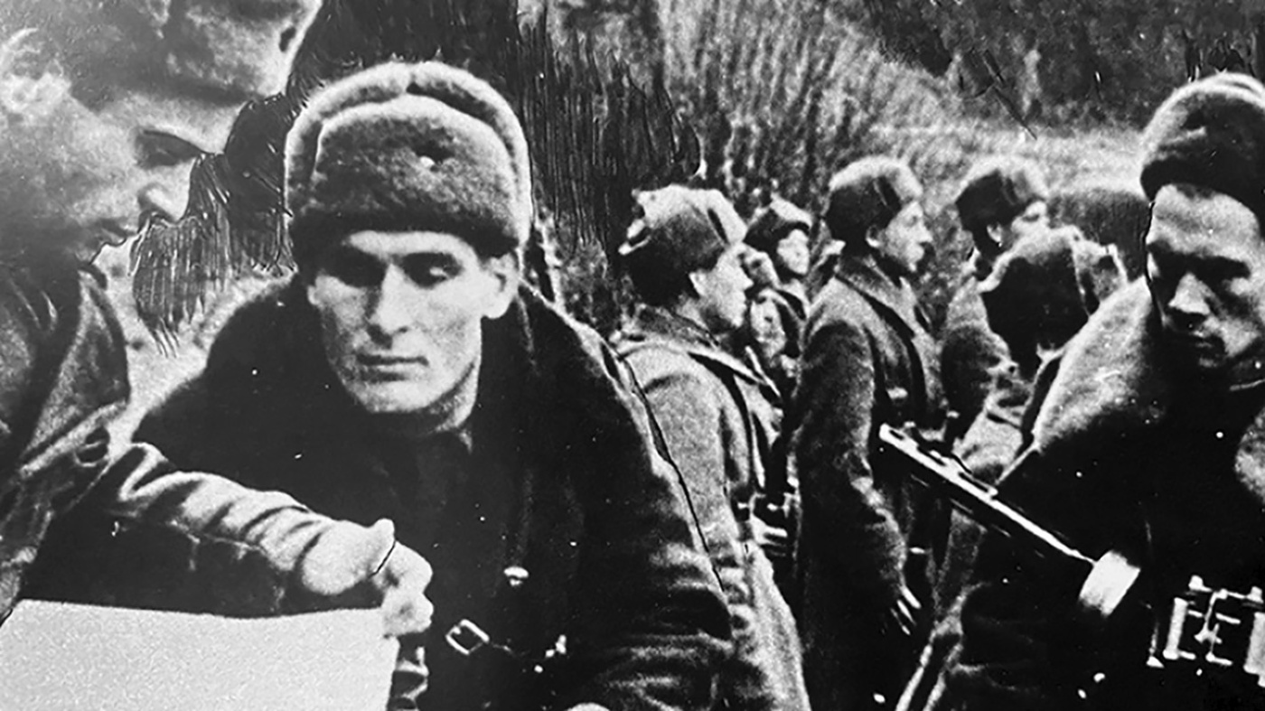 Иван Старчак с командирами разрабатывает план обороны рубежа на левом берегу Угры, 5 октября 1941г. Архив Калужского областного краеведческо_1.jpg