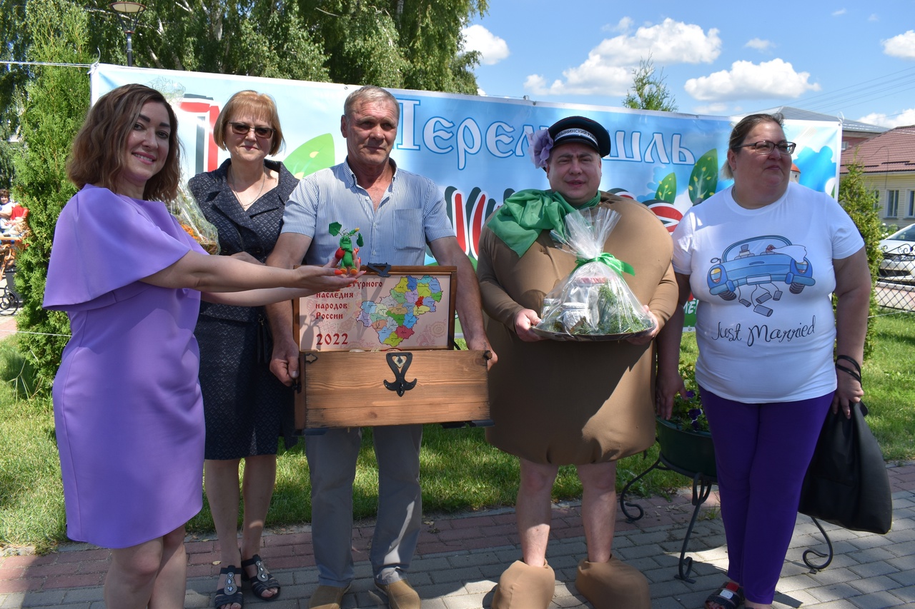 передача Ларца и огуречных угощений.jpg