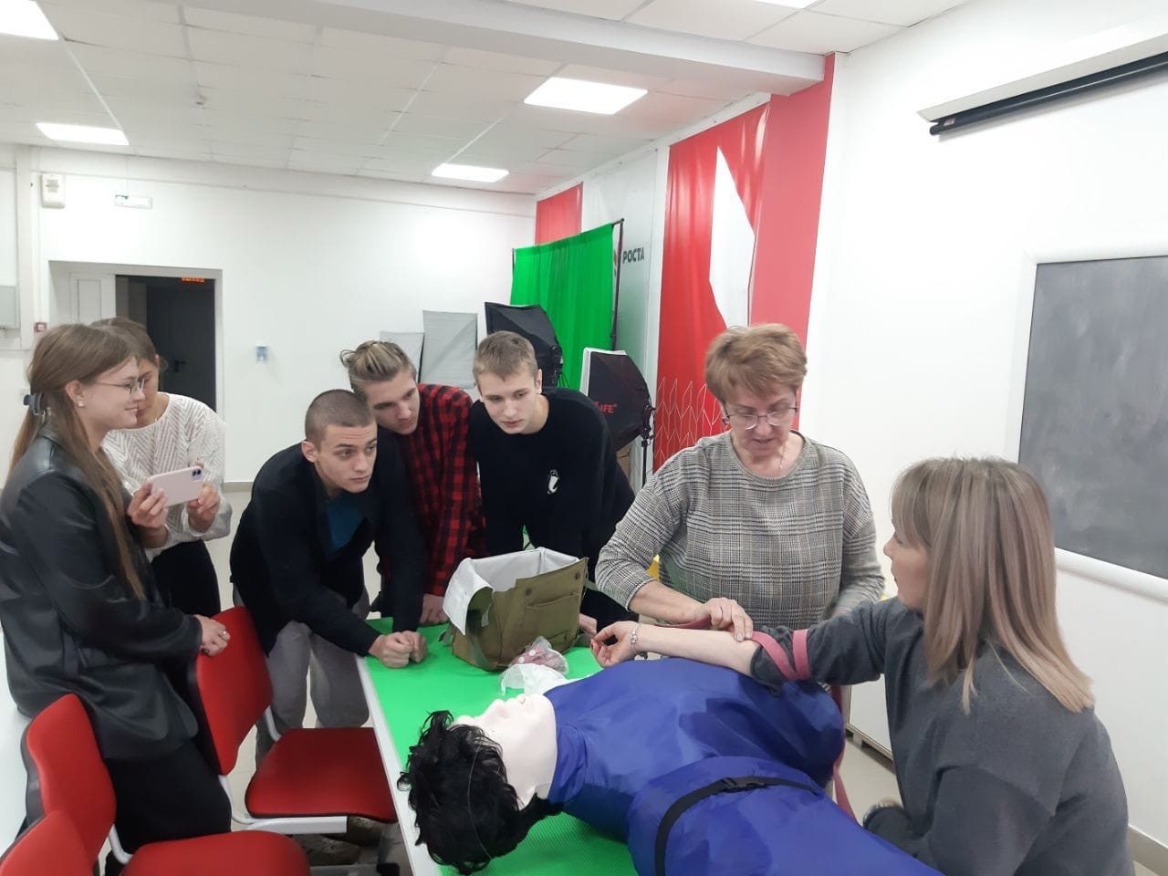 обучение проводят старшие наставники.jpg