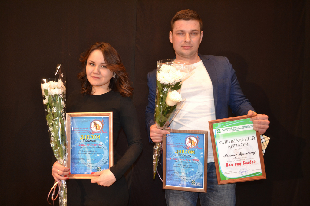 Максим Буканский с наградами.JPG