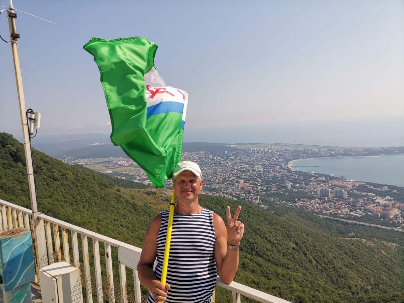 Виталий Поляков с флагом пограничнх войск на Черном море..jpg