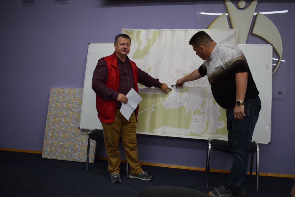 Депутаты обсуждают предложенные жителями меры безопасности.JPG