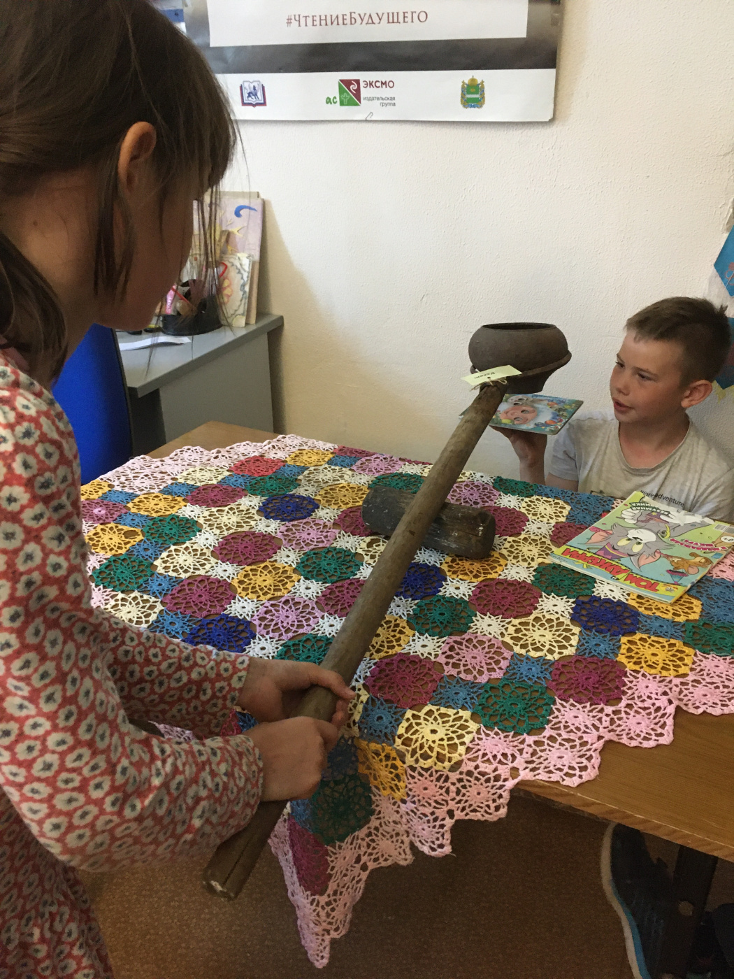 Справиться с ухватом и чугунком ох как непросто!.jpeg