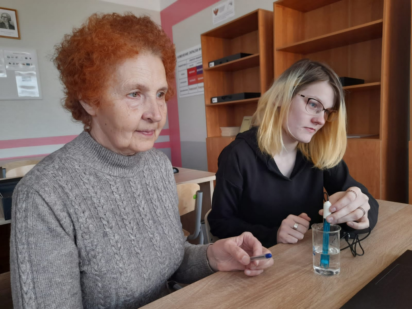 Учитель химии Светлана Фролова и одиннадцатиклассница Алина Борисенкова проводят химический эксперимент.jpg