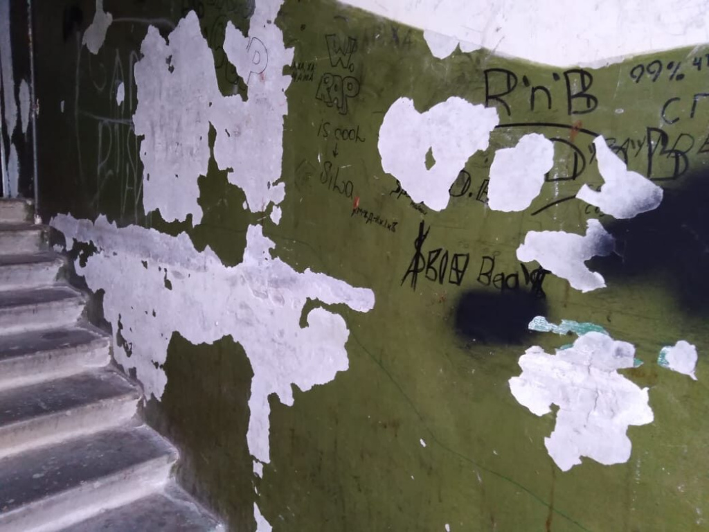 Стены в подъезде.jpg