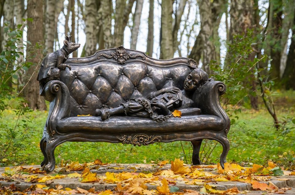 девочка на лавочке.jpg