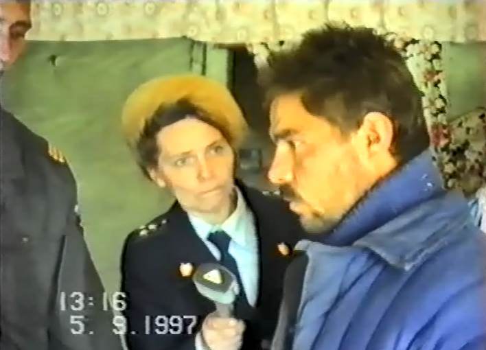 Лариса Гриценко и Жаберов во время проверки показанияй на месте преступления.jpg