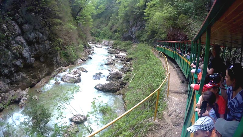 Экскурсионный поезд по Гуамскому ущелью.jpg Экскурсионный поезд по Гуамскому ущелью.jpg