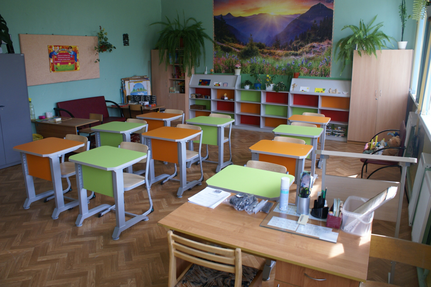 Разноцветная мебель в учебных кабинетах.JPG