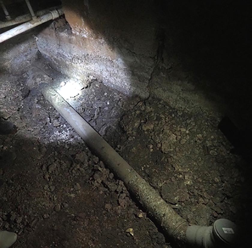 Прорванные канализационные трубы в подвале.jpg