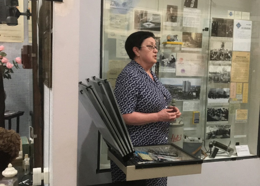 Прусакова Наталья - заведующая отделом музея открывает экспозицию.jpg