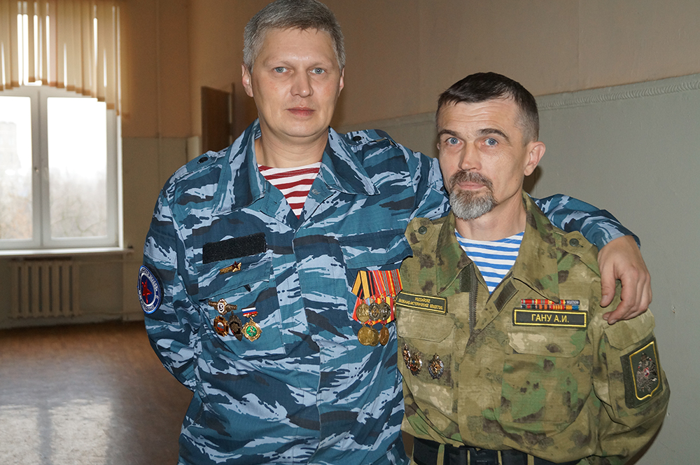 Командиры поисковых отрядов - справа Андрей Гану.jpg