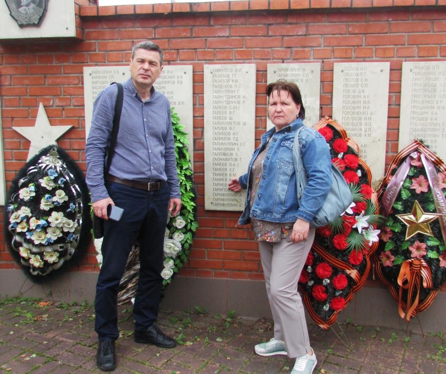 Внук и внучка политрука Ганиева в Ульяново..JPG