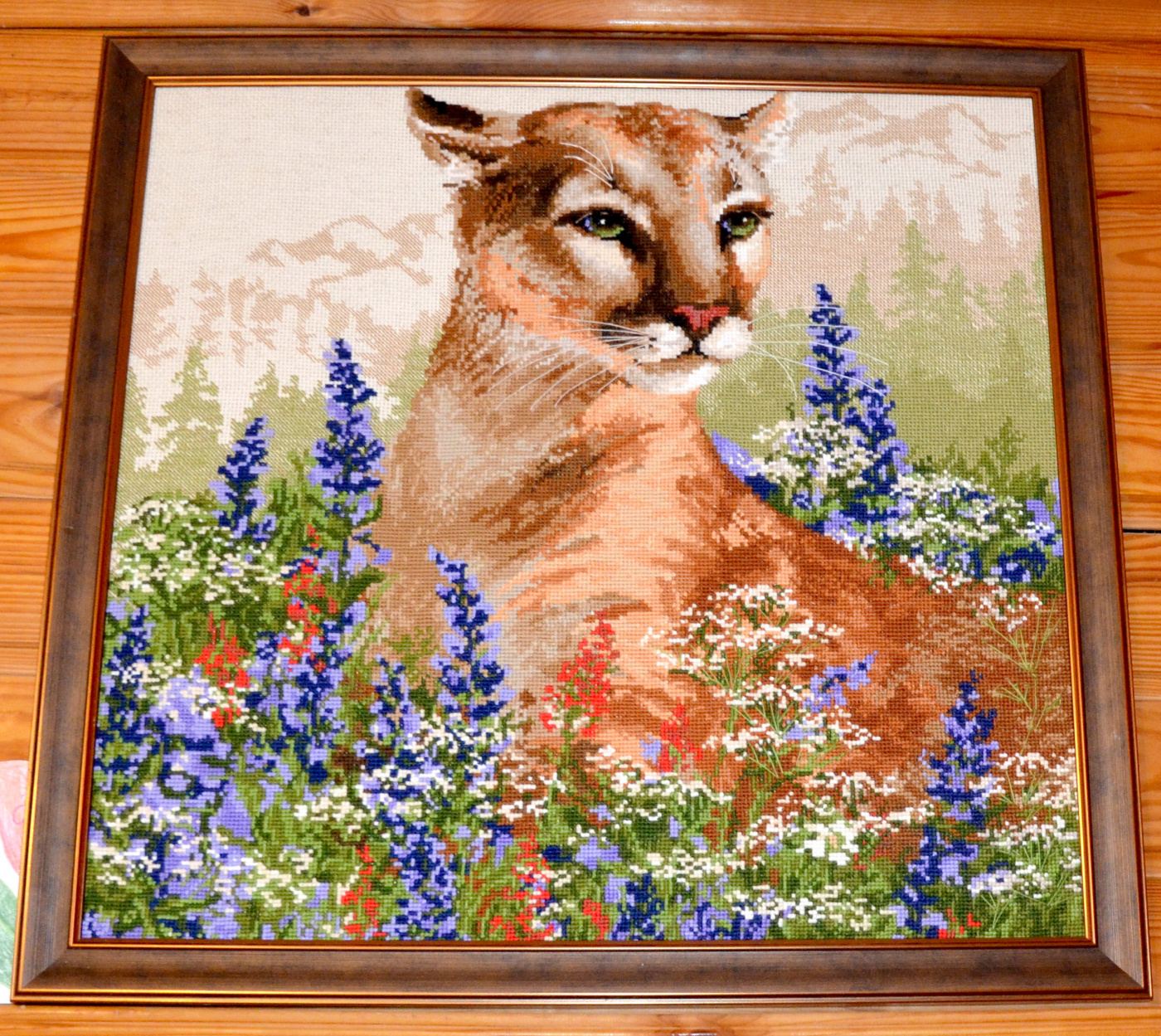 Та самая картина с пумой (хорошо бы поставить эту иллюстрацию). Грациозная дикая кошка, притаившаяся среди ярких цветов, так и притягивает взгляд.jpg