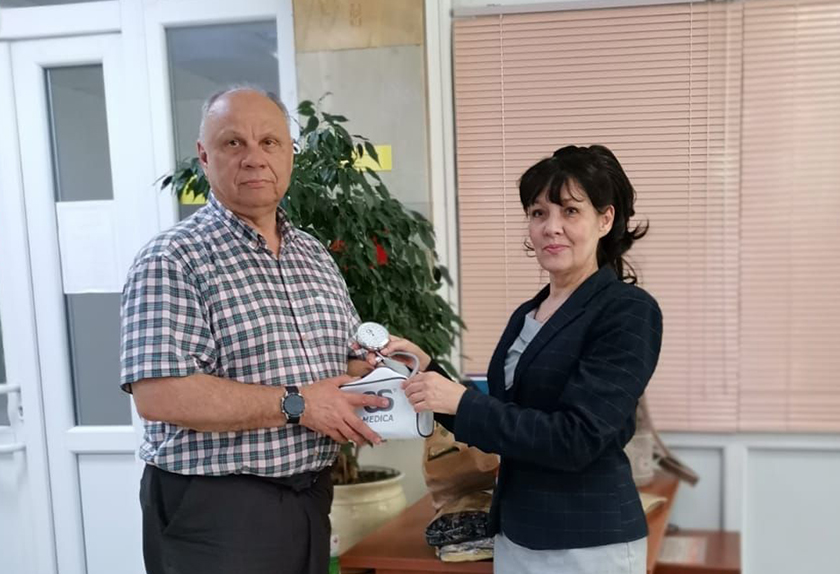 Андрей Бородин на пункте сбора помощи для СВО в городском клубе ветеранов с председателем клуба Еленой Корниловой.jpg Андрей Бородин на пункте сбора помощи для СВО в городском клубе ветеранов с председателем клуба Еленой Корниловой.jpg