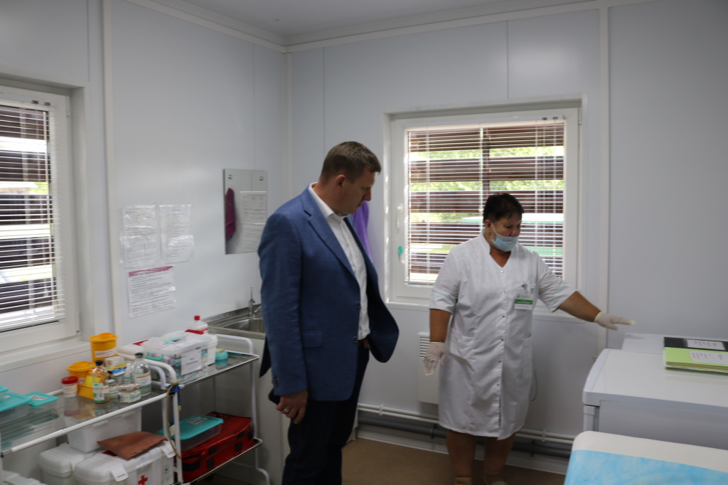 В Бронцевском ФАПе с его заведующей Ларисой Володиной1.jpg