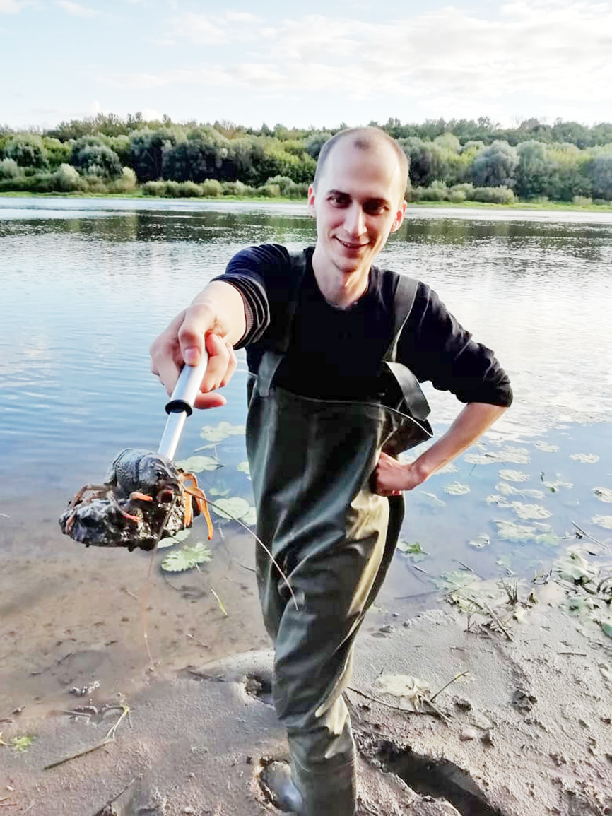 Фото во время забора магнитотактических бактерий в реке Ока, на фото обитающий в реке живой рак..jpg