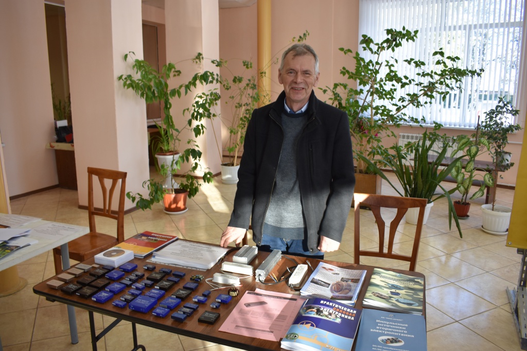 Константин Барабанщиков руководитель подразделения Калуга на выставке своей продукции.JPG