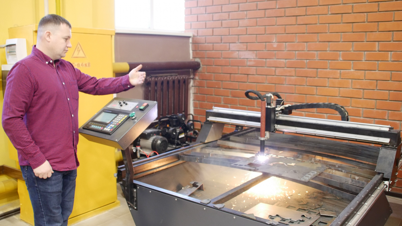 работу станка плазменной резки демонстрирует мастер Алексей Карев.png