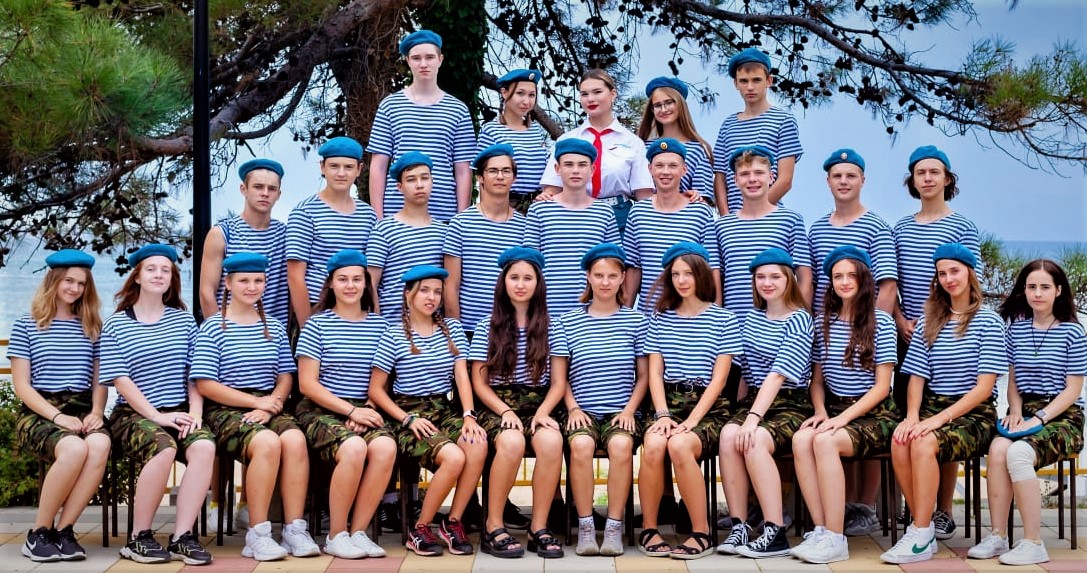 Отряд Александры. Наша героиня - четвертая слева в нижнем ряду.jpg