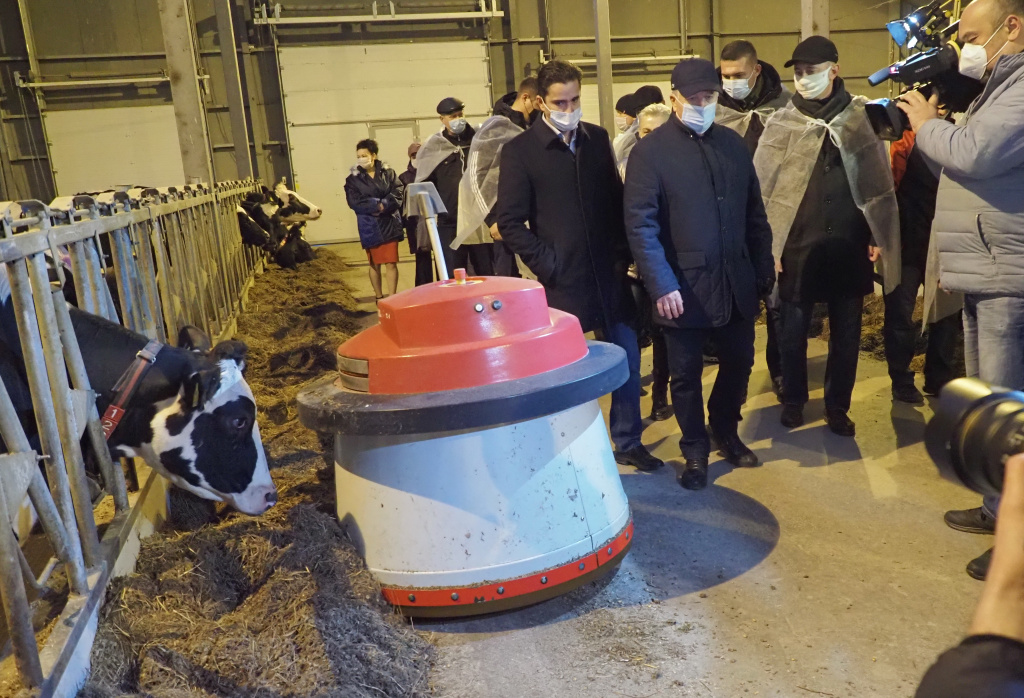 Автоматический пододвигатель кормов.jpg