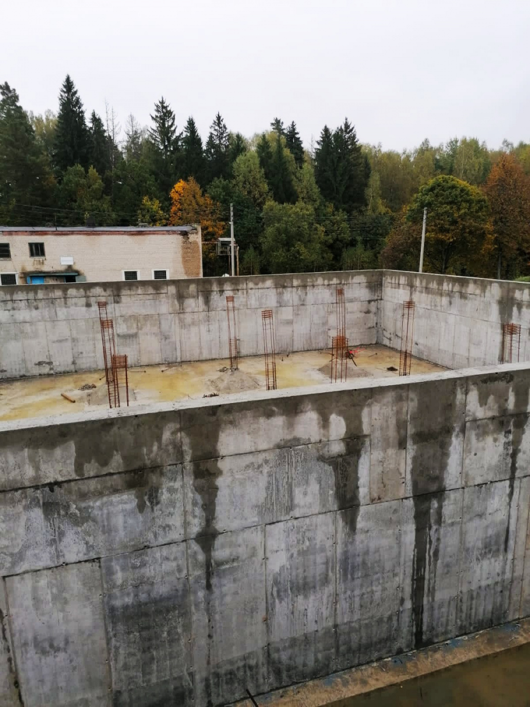 незаконченный резервуар чистой воды.jpg