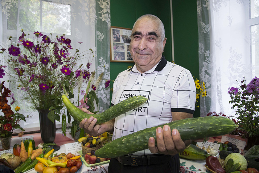 Гурбан Бабаев с огурцом Идеальный мужчина.JPG