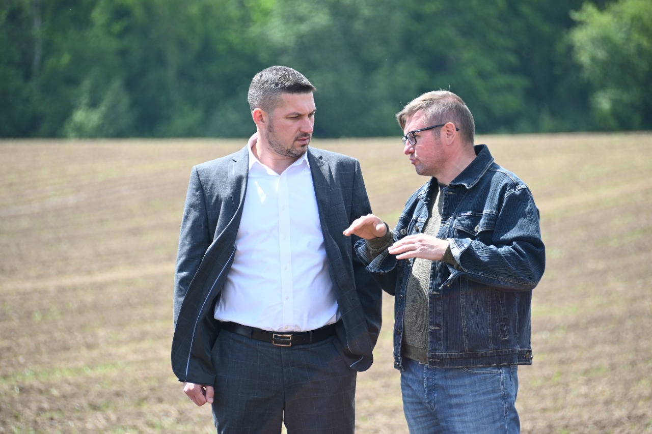 Вячеслав Парфёнов и Геннадий Шмаргун на полях ООО Родина3.jpeg