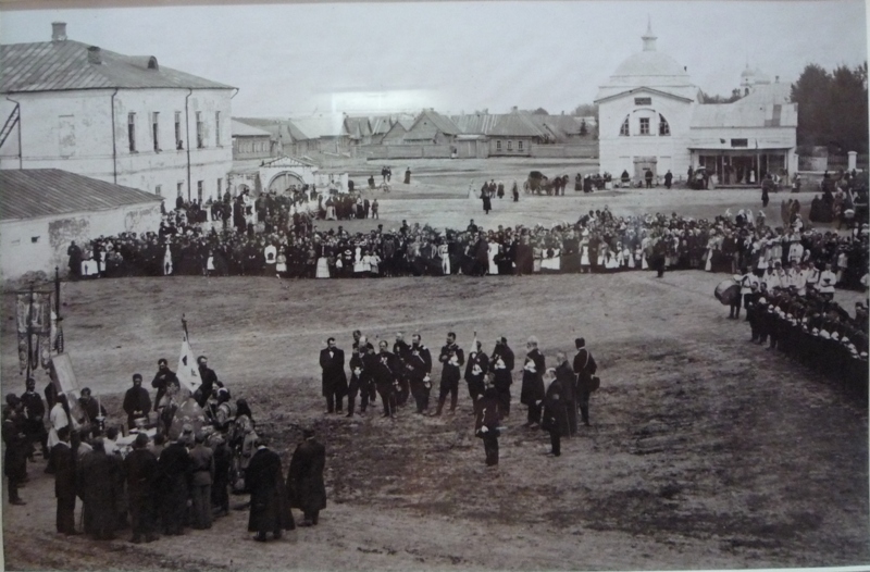 Молебен на центральной площади города Мещовска- Празднование трёхлетия освящения знамени вольнопожарного общества 1903 год..JPG