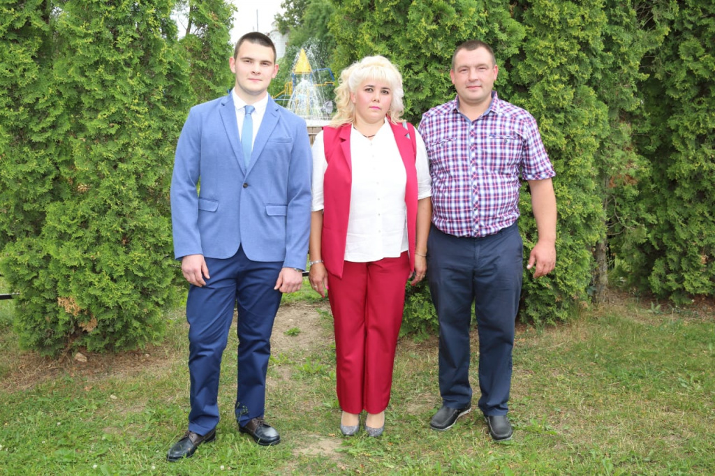 Алия Сишкина с семьей.jpg