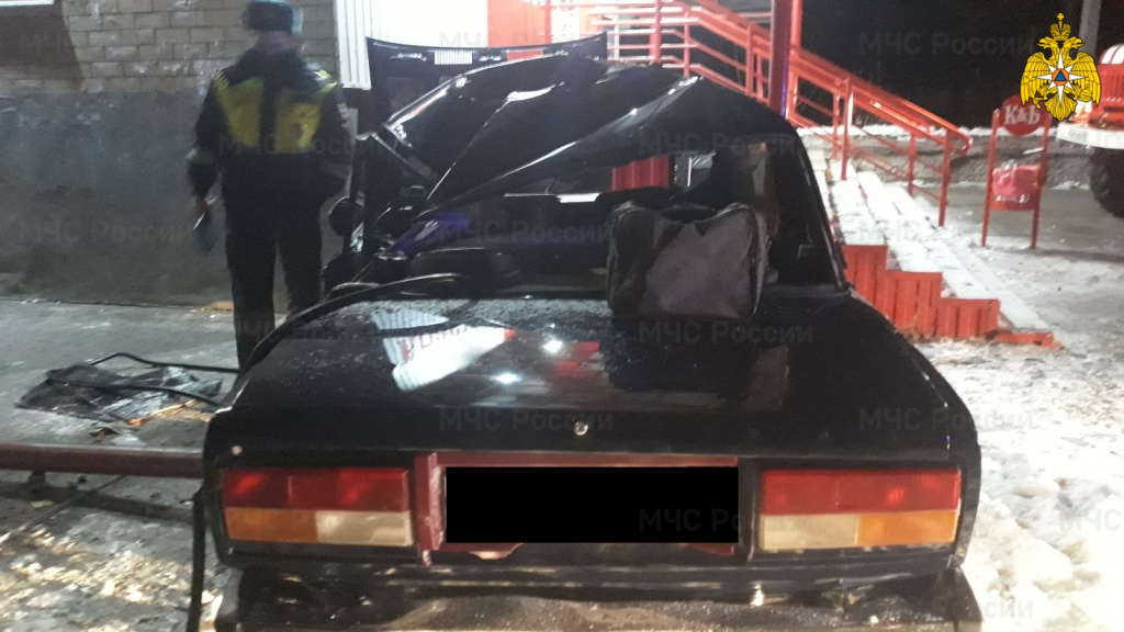 spasateli-mchs-prinimali-uchastie-v-likvidacii-dtp-v-g-lyudinovo-ul-mayakovskogo_1607893500538604363__2000x2000__watermark.jpg