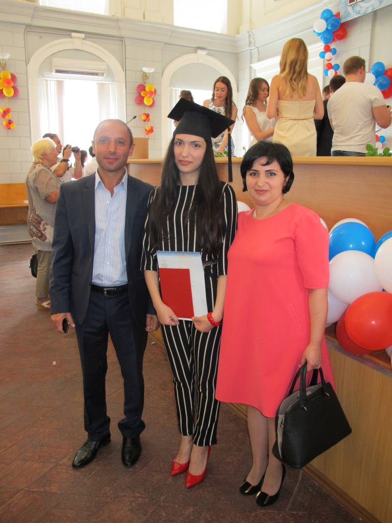Шушанна с родителями после вручения диплома бакалавра.JPG