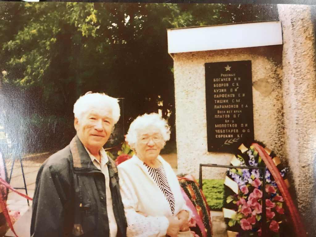 НинаБодрова и ее брат Владимир у памятной стелы, где высечено имя их отца.JPG