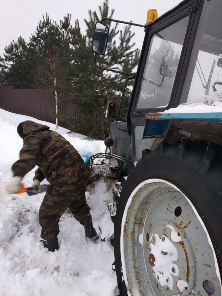 Иногда приходилось откапывать и трактор.jpg
