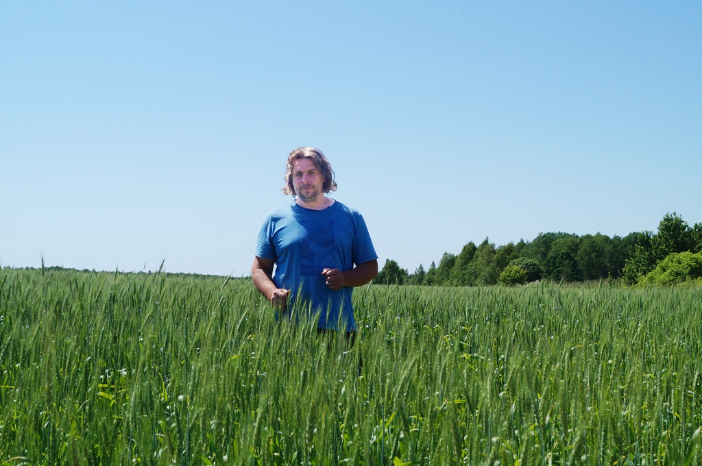 Евгений+Фетисов+на+пшеничном+поле.JPG