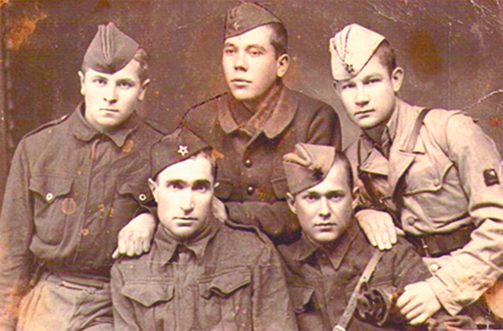 Во втором ряду первый справа Шкадов Петр.jpg