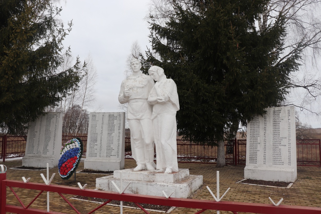 Мемориал в деревне Нестеровка.JPG