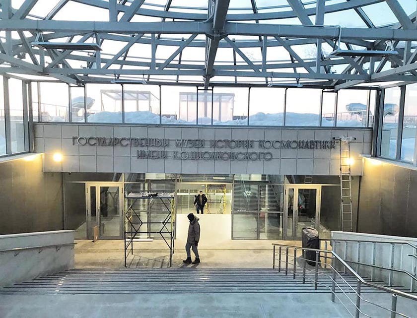 вход в музей со стороны фасада, который назходится со стороны сквера.jpg