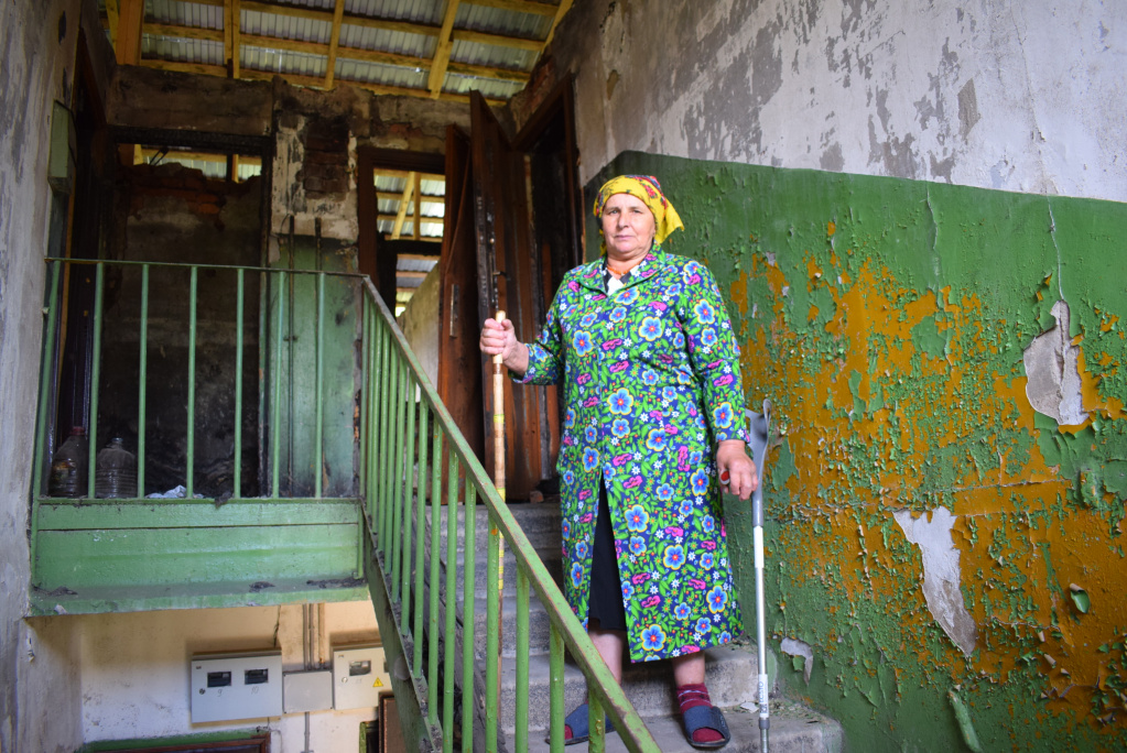 Полина Бык у входа в свою сгоревшую квартиру.JPG