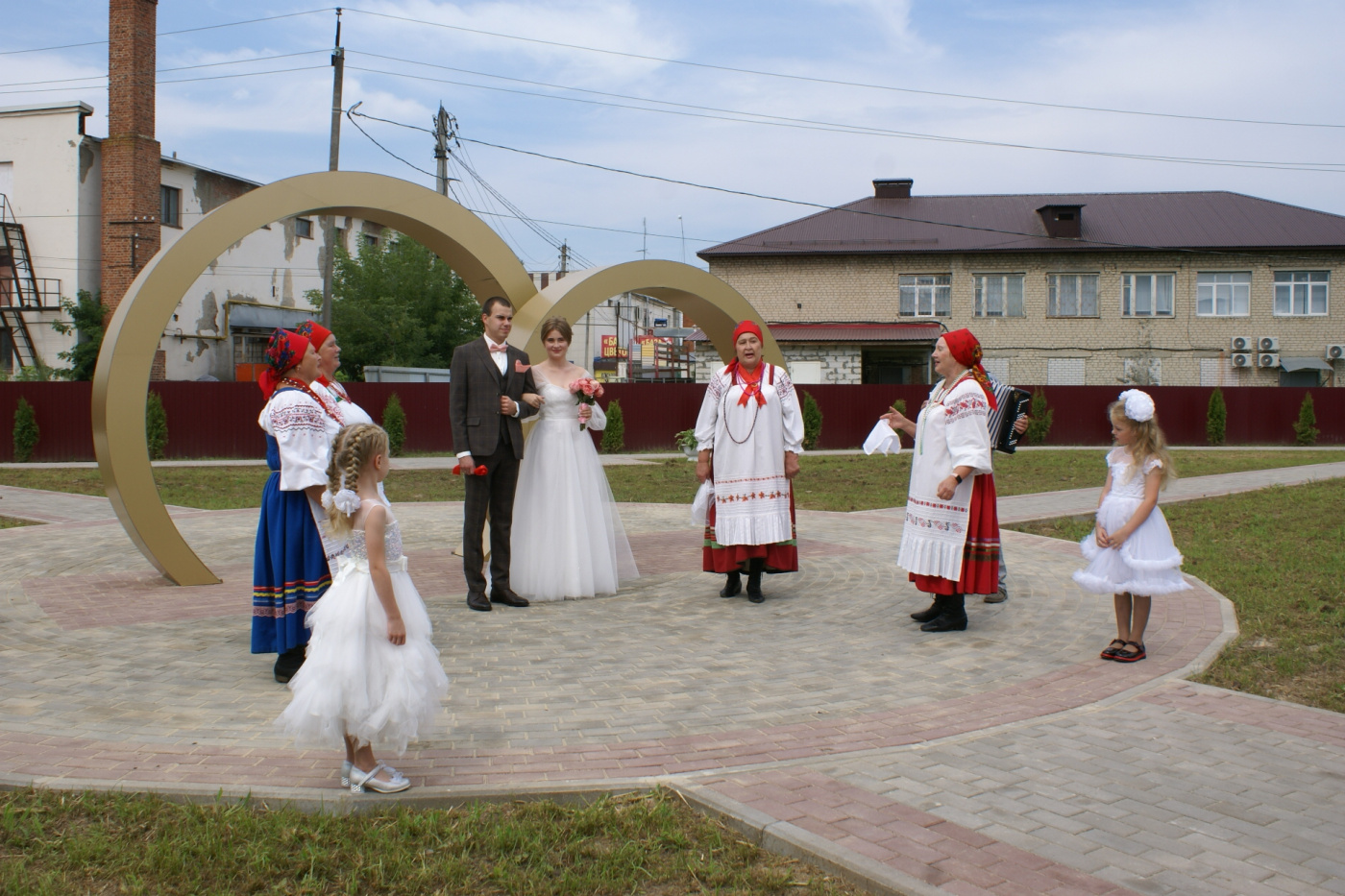 Одна из первых молодых пар, пришедших в новый сквер после регистрации в ЗАГСе. Участницы фольклорного ансамбля «Услада» из деревни Дешовки проводят старинный свадебный обряд.JPG