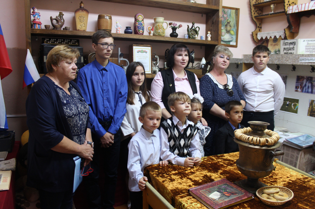 Первая слева - Харчевникова О.С., четвертая - Картошкина Ю.В., пятая - Матряшина Т.Е..JPG