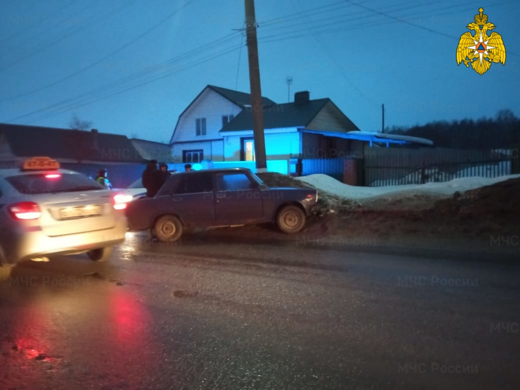 spasateli-mchs-prinimali-uchastie-v-likvidacii-dtp-v-dzerzhinskom-rayone-g-kondrovo-ul-pronina_1645113967187020914__2000x2000__watermark.jpg