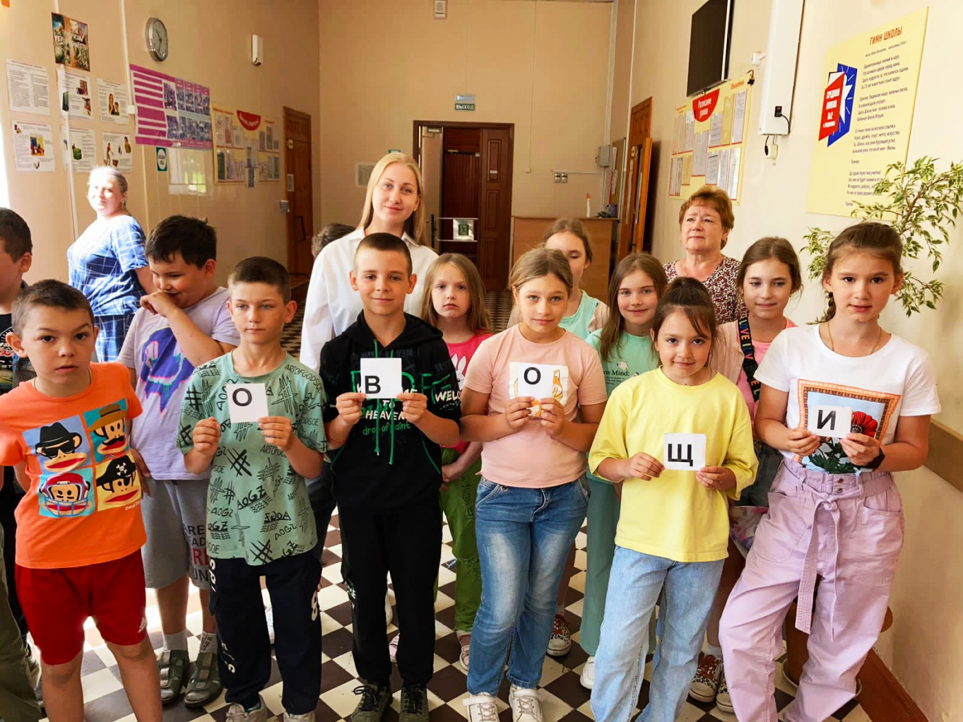 аленё - вожатая в школьном лагере.jpg