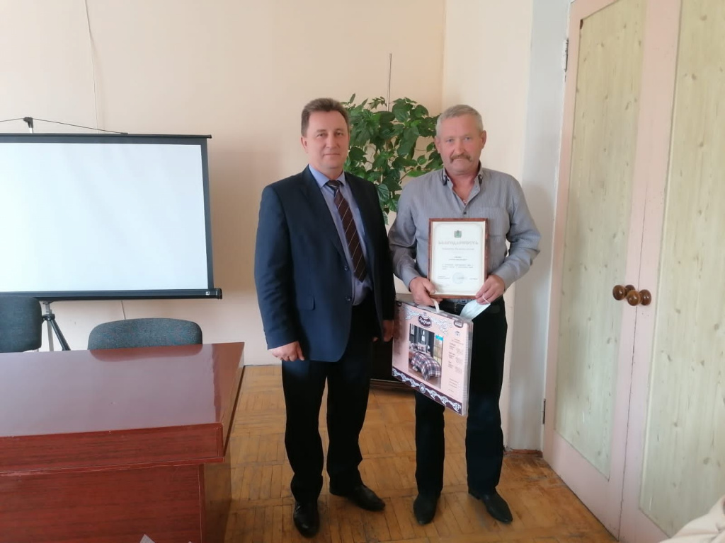Благодарность губернатора вручает Алексею Арюшину глава райнной администрации Александр Анисимов.jpg